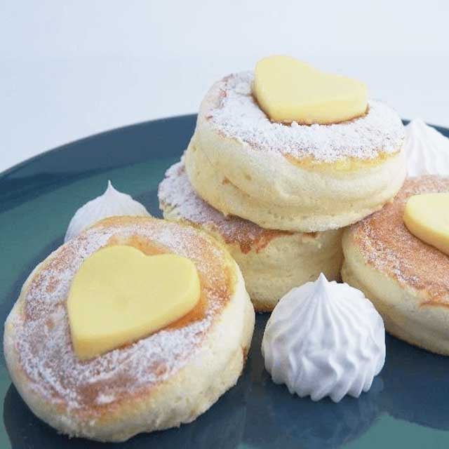 CHEESY FLUFFY PANCAKES