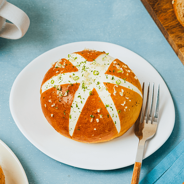 KOREAN CREAM CHEESE GARLIC BREAD