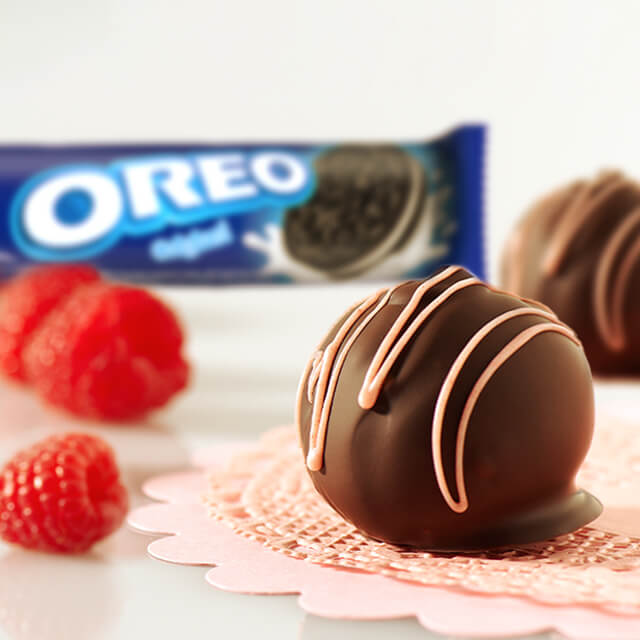 RASPBERRY OREO COOKIE BALLS